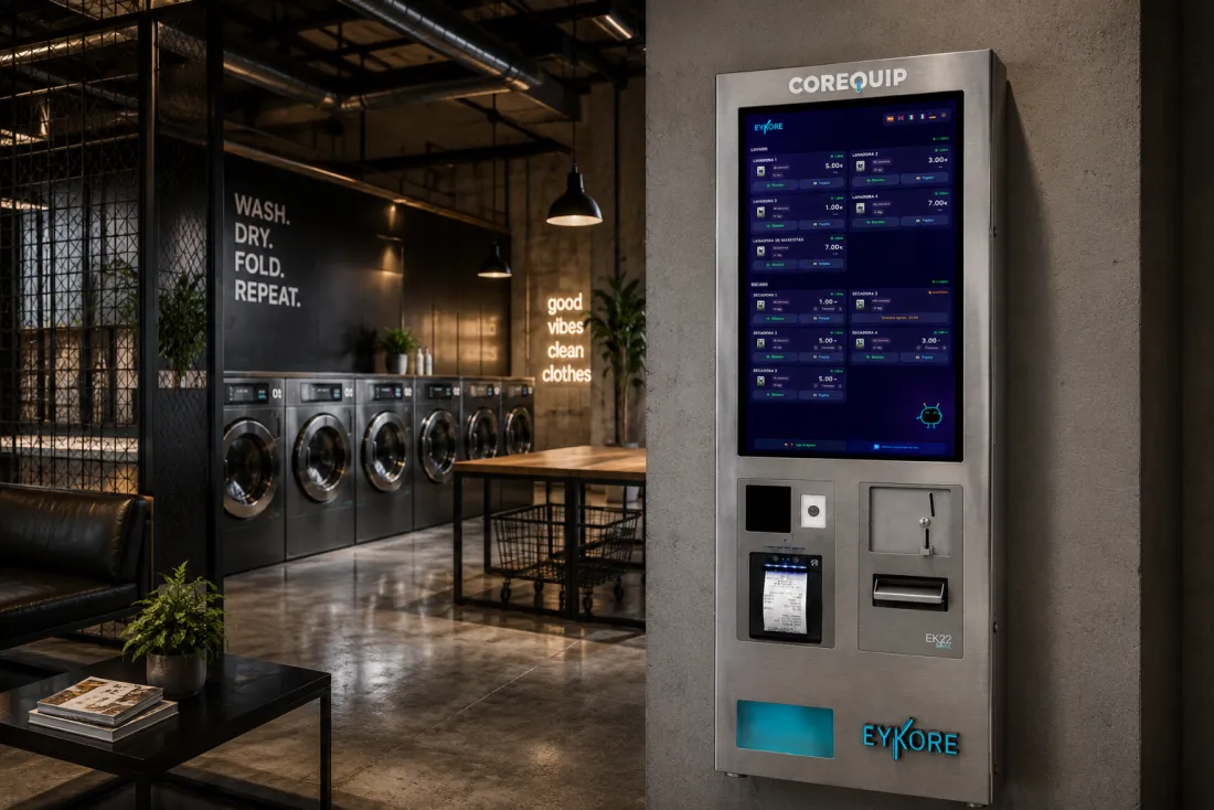 Central de pagos EK22 de Eykore en una lavandería autoservicio vacía de noche